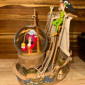 Disney Peter Pan’s Pirate Ship Showdown w/ Captain Hook Snow Globe